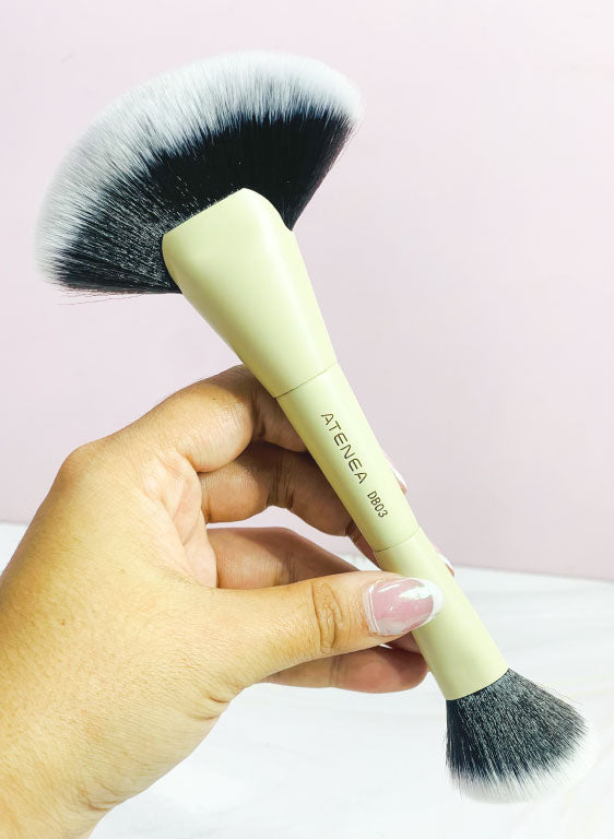 Brocha duo glam para iluminador/contorno